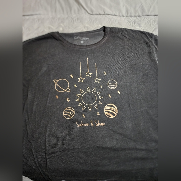 NWOT Gray and Gold Graphic Tee - Picture 1 of 4